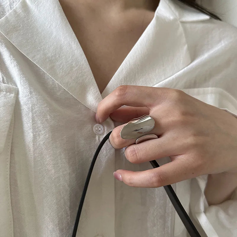 Bague Argentée Minimaliste – Design Lisse et Moderne 💍💍