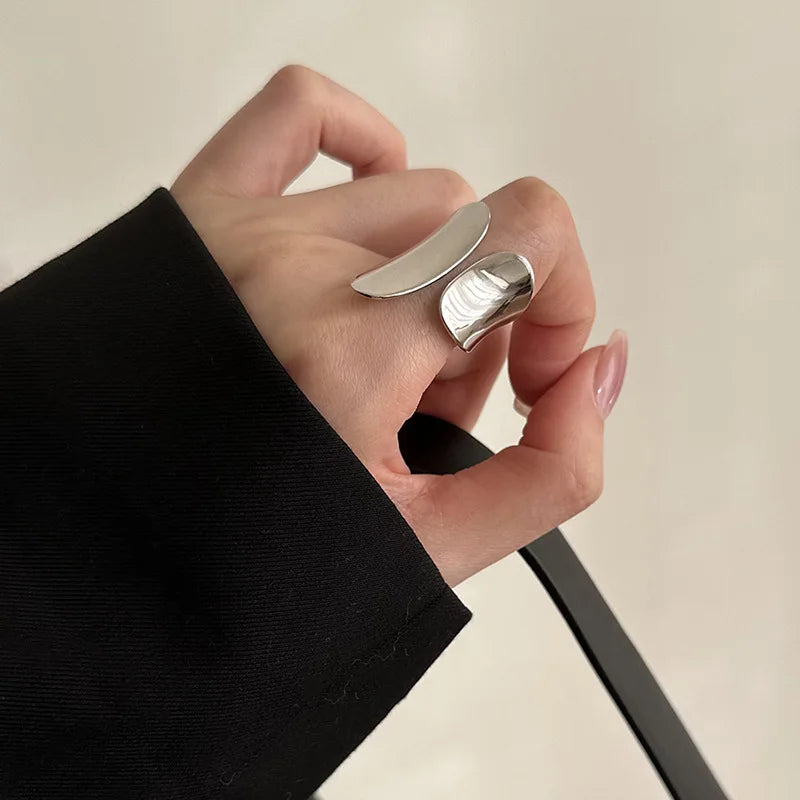 Bague Argentée Minimaliste – Design Lisse et Moderne 💍💍