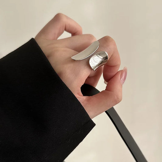 Bague Argentée Minimaliste – Design Lisse et Moderne 💍💍